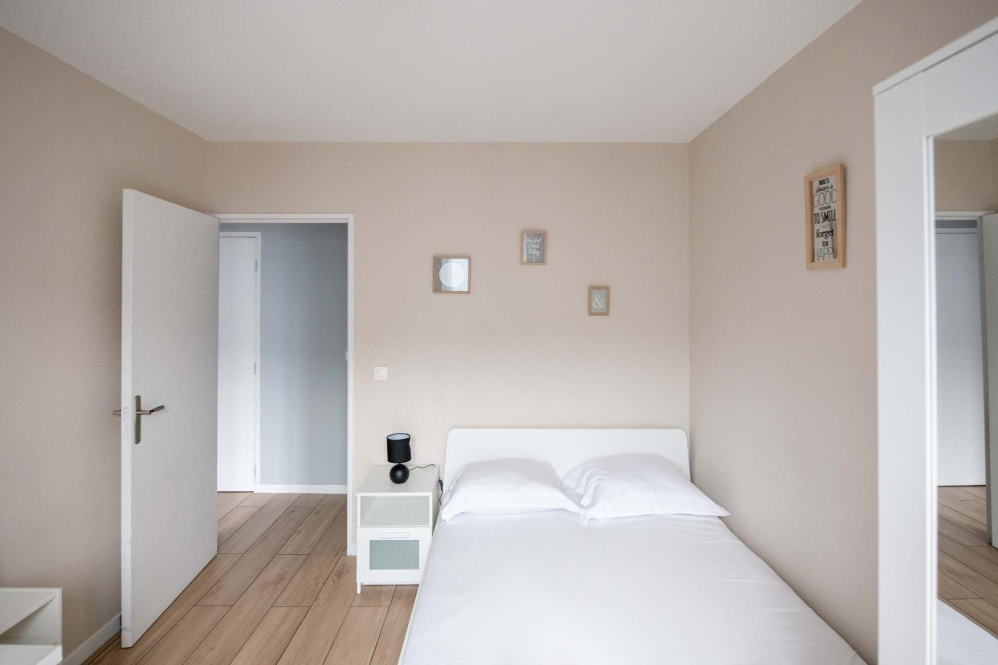 Ferienwohnung Elise De Roche Equipe Balcon Parking Rer B Le Bourget Exterior foto